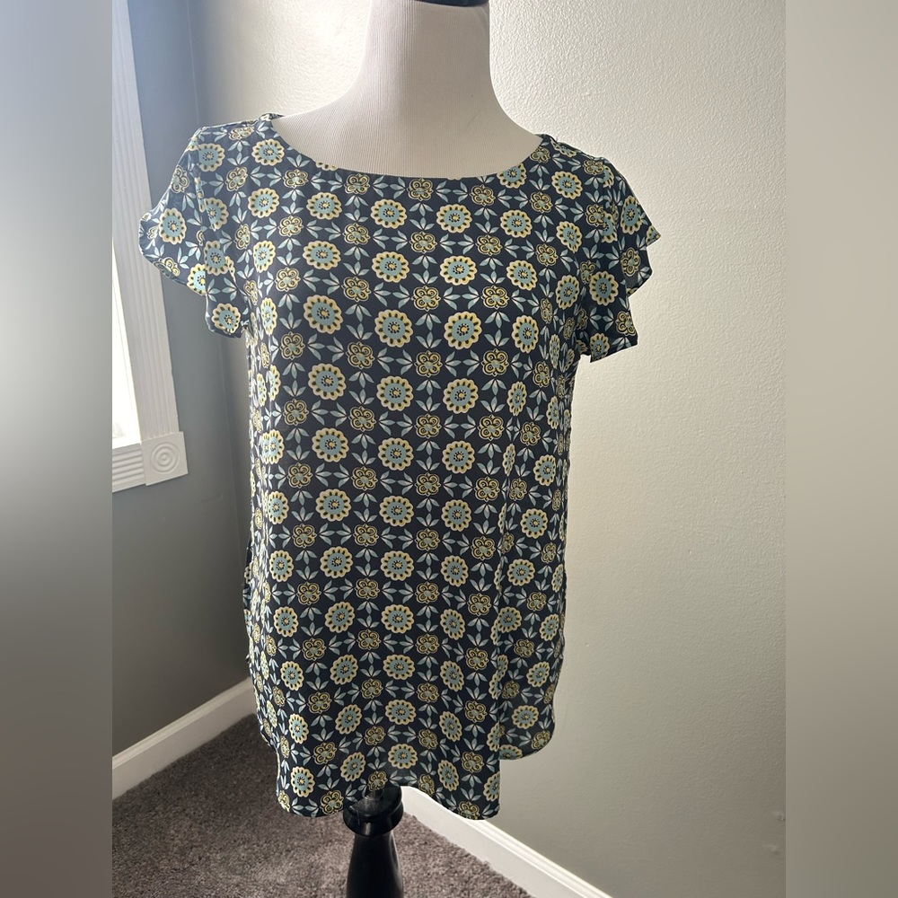 Molt women’s size medium, short cap, short sleeve‎ blouse with sides splits